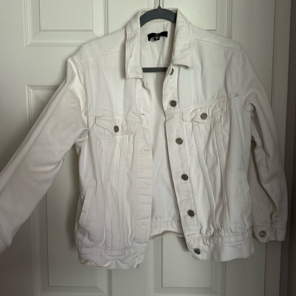 White jean jacket with a slight oversized fit - Picture 1 of 1